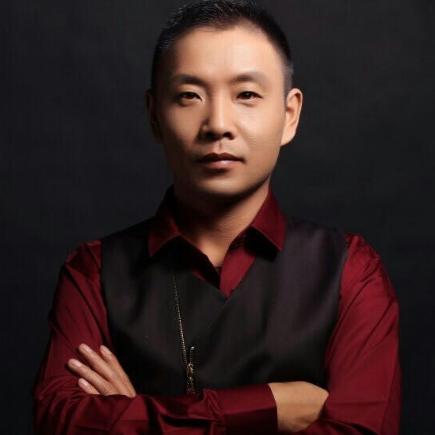 祁隆新照片展现魅力风采