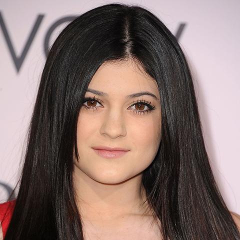 凯莉詹娜最新时尚图片，魅力偶像风采瞩目