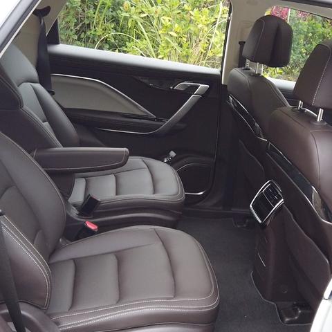 最新MPV车型，科技与舒适的完美融合