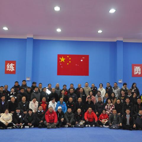 美国摔跤赛事报道，2025年度精彩对决概览