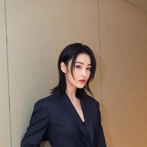 张馨予最新写真，时尚魅力与优雅并存风采