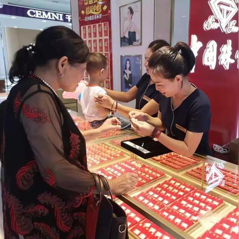 女装货柜展示，时尚潮流的细致展现