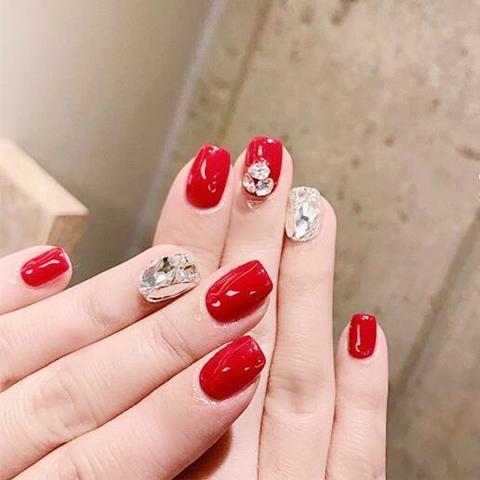 最新红色指甲时尚款式，个性与时尚的完美融合