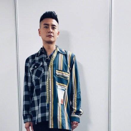 黄宗泽新发型，潮流引领新风尚