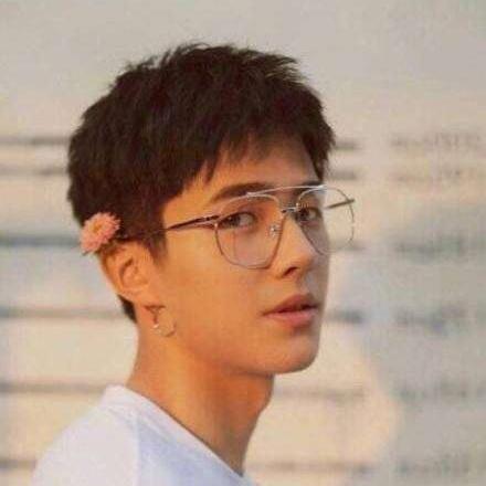 鹿晗最新发型，潮流魅力完美融合