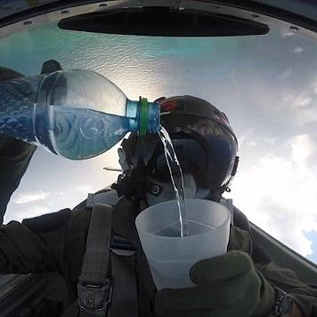 喝水撑大肚子视频解析揭秘