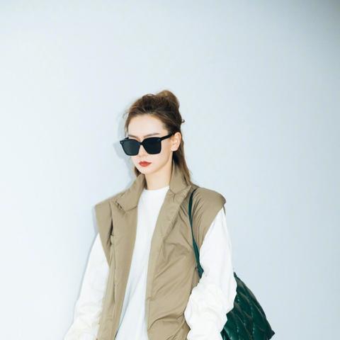 景甜机场最新街拍，时尚魅力与亲和气质并存