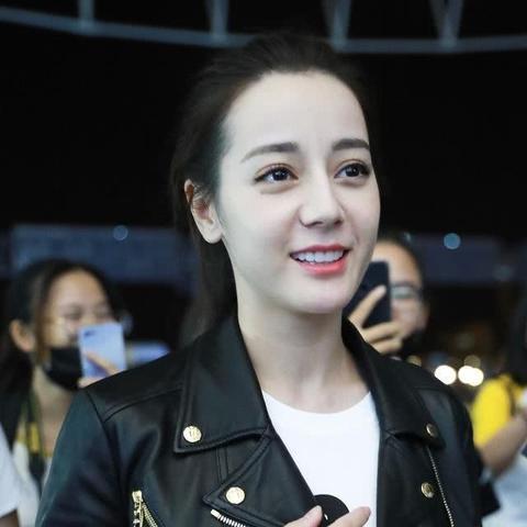 迪丽热巴机场最新美照曝光，明星风采闪耀亮相