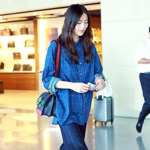 何穗机场时尚街拍揭秘，超模穿搭魅力秘密