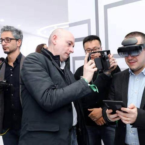 科技与时尚融合，2025年新款手机亮相