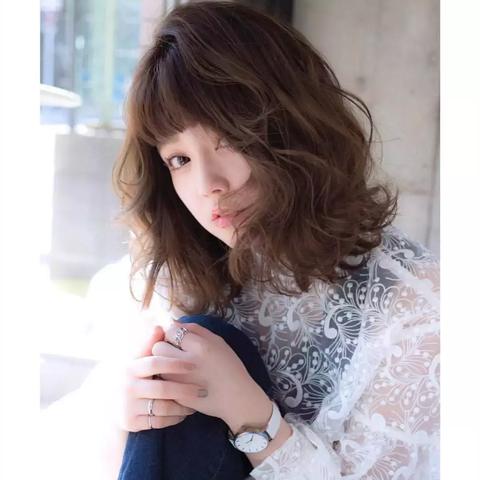 『2025年女性短发新潮，烫发造型解析』