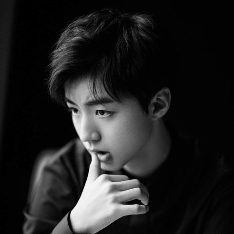 王俊凯最新写真照，展现全新魅力风采